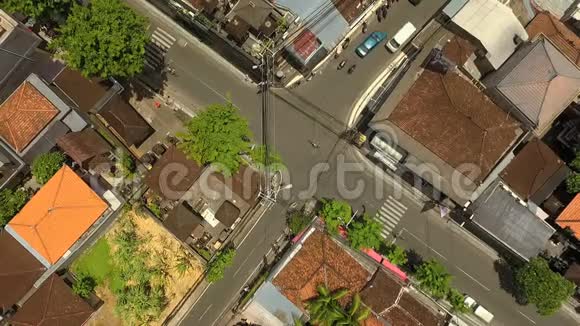巴厘岛Seminyak十字路口的高空俯视图视频的预览图