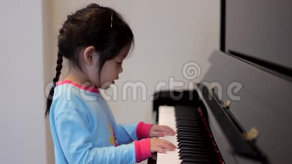 小女孩弹钢琴视频的预览图