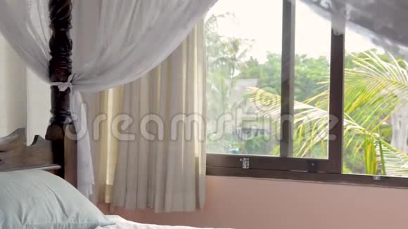 美丽的卧室在亚洲热带雨林的豪华私人度假别墅出租四张海报床斯里兰卡巴厘视频的预览图