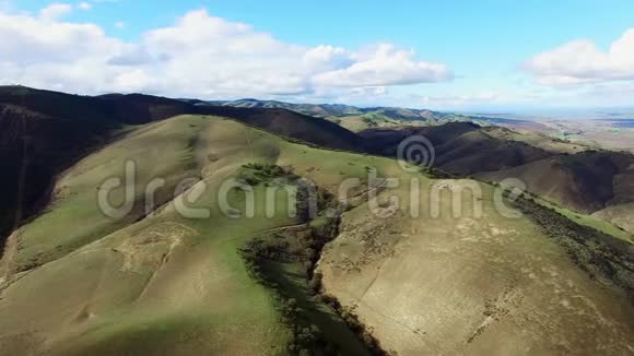 无人驾驶飞机飞越奇山和广阔的田野视频的预览图
