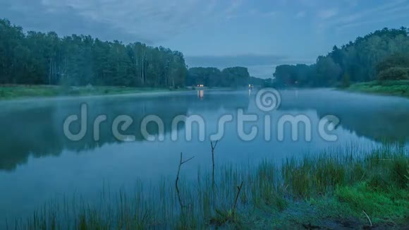 雾笼罩着湖面晚上视频的预览图
