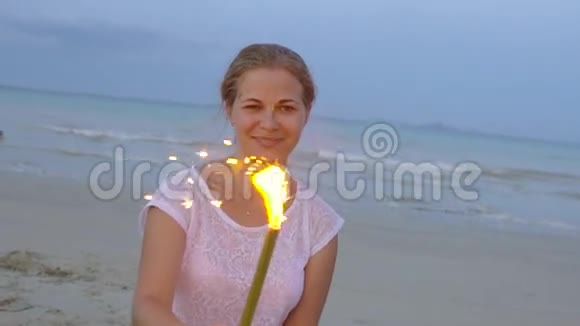 日落时分海滩上闪烁着高清慢动作的少女视频的预览图