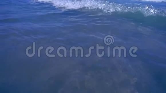 海滩上的海洋泡沫波软波泡沫在犁上的缓慢运动视频的预览图