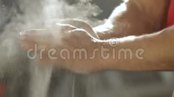 举重运动员用镁涂抹手视频的预览图