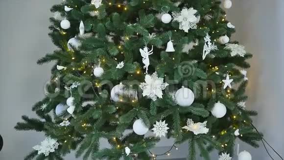 餐馆里的白色圣诞树视频的预览图