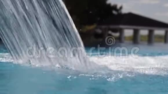 池中的瀑布特写在空旷的天空下视频的预览图