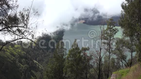 令人惊叹的4k白云在灰色的天空中移动在印度尼西亚的Rinjani徒步旅行山脉景观视频的预览图