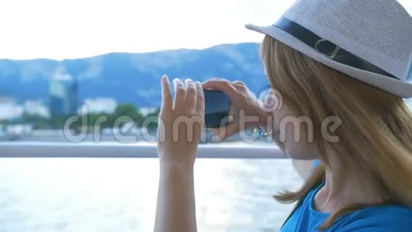 戴帽子的女人用游艇做自拍海湾背景是克里梅镇视频的预览图