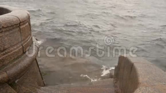 海浪拍打着码头视频的预览图