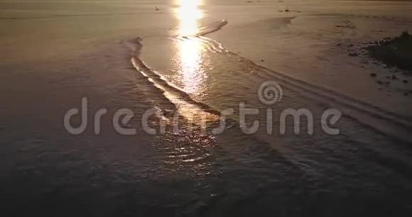 日落反射在海洋上视频的预览图