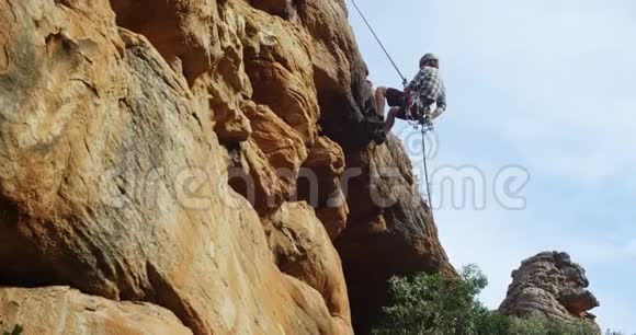 登山者用4k绳子从悬崖上滑落视频的预览图