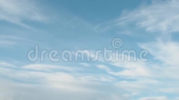 蓝天上精致的海草云接近日落视频的预览图