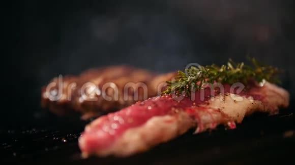 烤架上有两片不同准备程度的肉视频的预览图