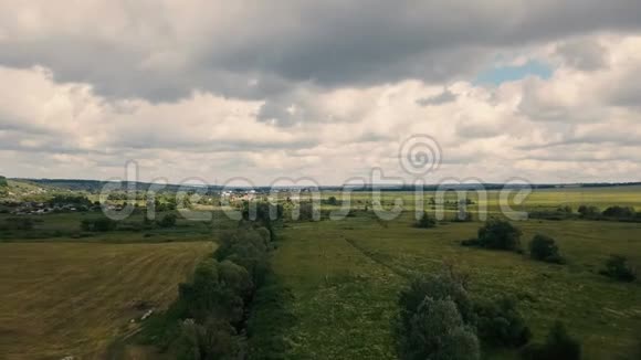 用电塔拍摄的乡村景观鸟瞰图视频的预览图