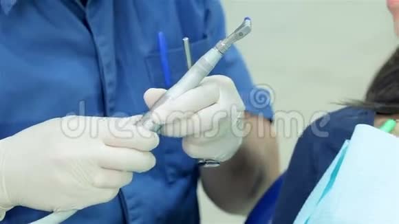 刚拿着钻头的牙医的特写视频的预览图