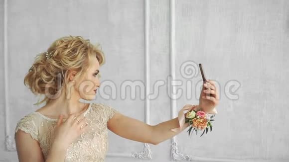一个女人用一只手拿着手机给自己拍照视频的预览图