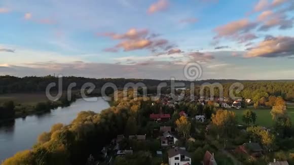 河流和森林上空的超垂飞行视频的预览图