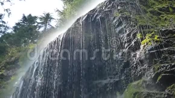 喀尔巴阡山脉美丽的瀑布从底部射击视频的预览图