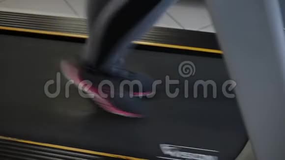 非常漂亮的女人在健身房的跑步机上锻炼视频的预览图