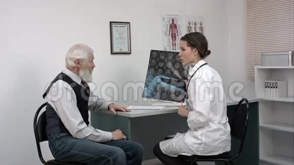 医生给老病人做核磁共振检查并解释一些事情视频的预览图