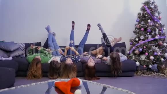 女孩们倒躺在沙发上玩得开心视频的预览图