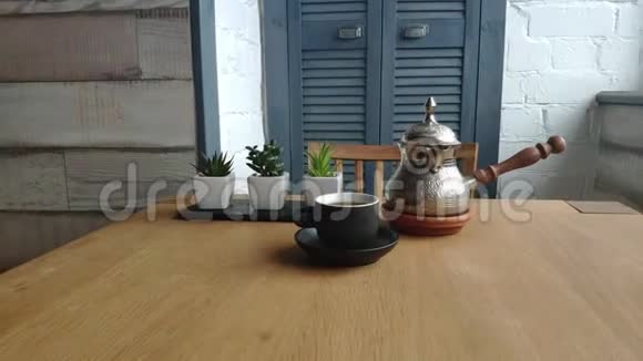 特写咖啡壶加天然咖啡桌上放一杯咖啡视频的预览图