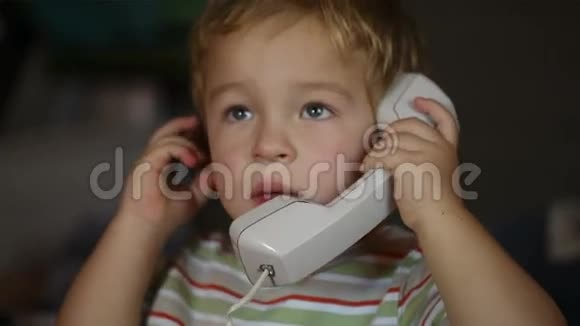 激动的小男孩用电话听筒说话视频的预览图