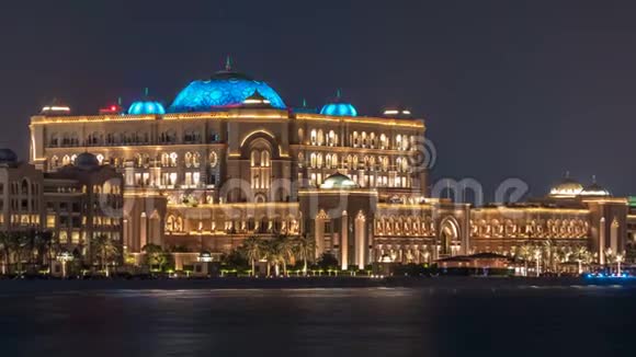 阿拉伯联合酋长国阿布扎比夜光照射阿联酋皇宫视频的预览图