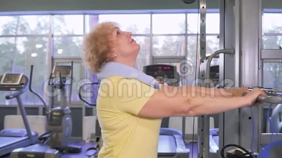 老年妇女蹲在健身房训练视频的预览图