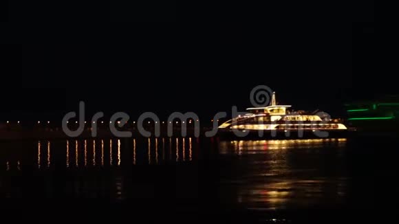 旅客观光船在夜间停靠码头视频的预览图