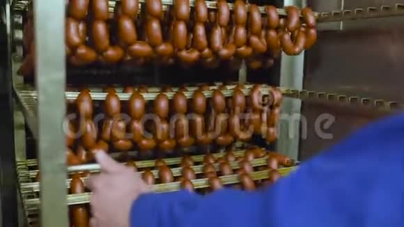 一家肉类工厂背景下令人垂涎的熏香肠视频的预览图