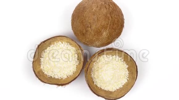 一个完整的椰子和两个一半薄片在白色背景上旋转可循环无缝视频的预览图