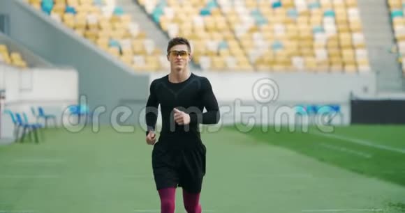 男子在体育场跑步视频的预览图