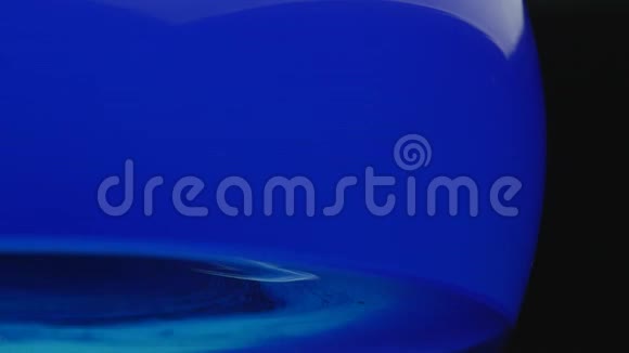 蓝墨水在水中旋转快关门时间唇语视频的预览图