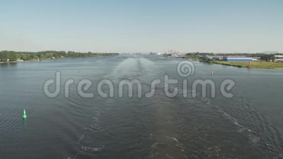 渡船路由水面波浪经船背景里加全景视频的预览图