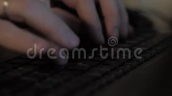 一个男人晚上在用笔记本电脑工作视频的预览图