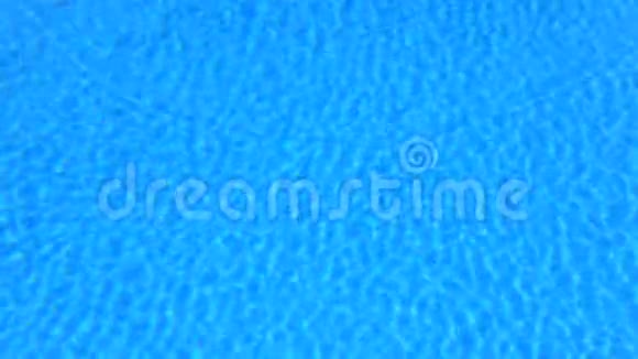 折射泳池水中的阳光视频的预览图