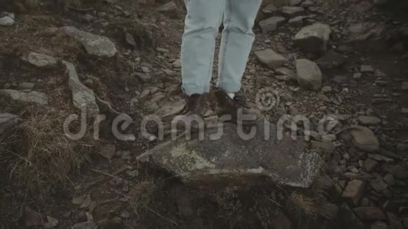 穿着野蛮皮靴的脚在山上视频的预览图