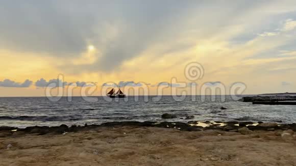 美丽的黄昏海远处有船视频的预览图
