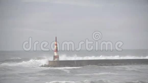 防波堤码头的海浪视频的预览图