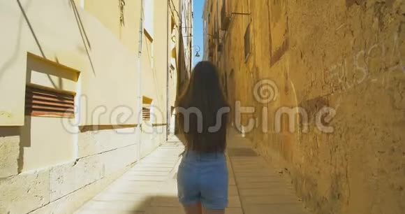 阳光明媚的一天年轻的旅游女性走上小街女孩在欧洲度假探索中世纪的古老视频的预览图