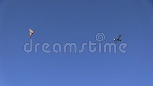 动力滑翔机与悬挂滑翔机在头顶再次飞行视频的预览图