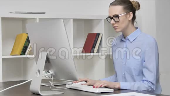 在办公室从事计算机工作的女青年视频的预览图