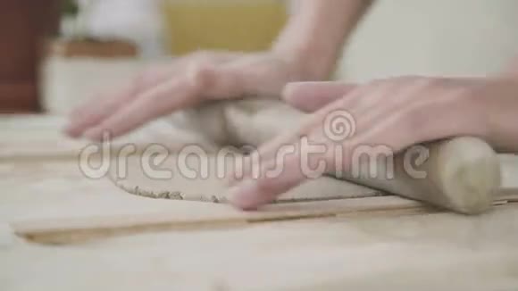 自由职业工作理念女人卷陶粒粘土也特别视频的预览图