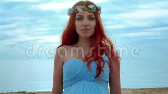 海边红发女子肖像红发妇女特写视频的预览图