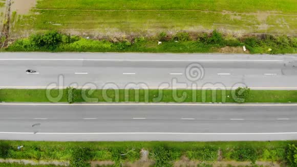 从高空俯瞰公路交通汽车摩托车运输视频的预览图