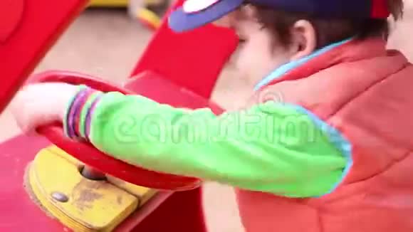 男孩骑在木制玩具车里视频的预览图
