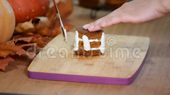 糕点厨师用奶油填充迷你蛋糕做南瓜迷你蛋糕视频的预览图