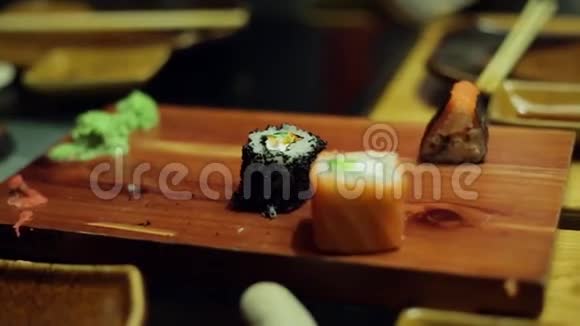 寿司店的桌子视频的预览图