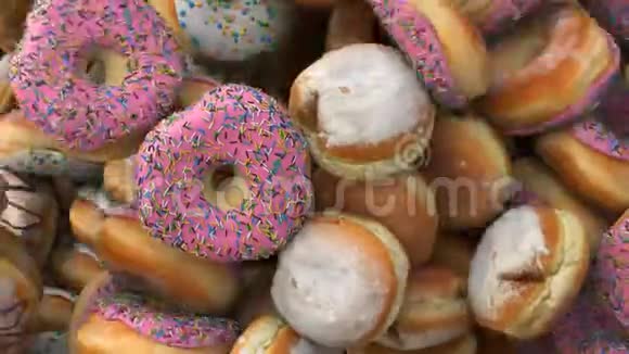 与阿尔法香奈儿不同的甜甜圈视频的预览图